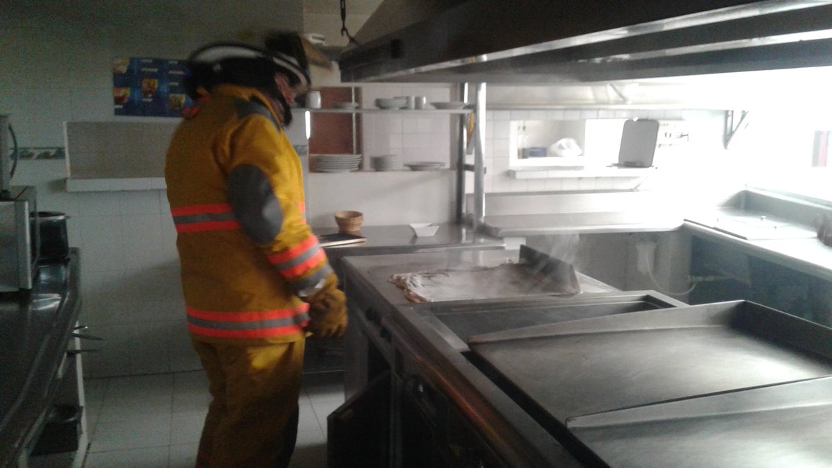 BROS_SESQUILE's tweet photo. #Alahora se realiza extincion de #incendio #incipiente #fuego #clasek en #cocina, por fortuna no hubo lesionados @DNBomberosCol @CITELDNBC https://t.co/MvWDD2fRf5