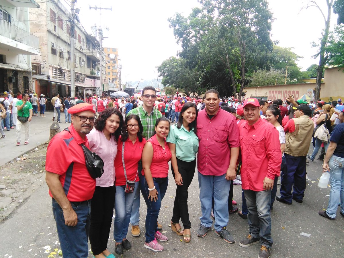 ValeraHupec's tweet photo. #SaludEsConstituyente Equipo de @ValeraHupec en compañía de @lilianatq presente en gran Cierre de Campaña d la ANC  @ajacquep @LuisLopezPSUV https://t.co/IbfOqbfmkI
