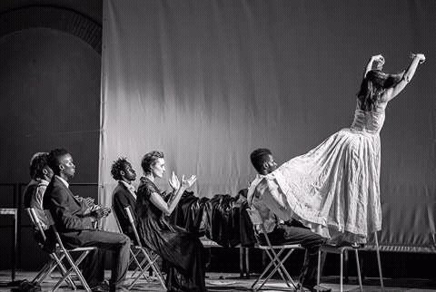 Bing1er's tweet photo. Ce qu'à était le spectacle Wesserfest au Festival di teatro righe. clôture du festival avec #Africabar + d'infos sur https://t.co/XvuswcjwJx https://t.co/3v4BzmB4TF