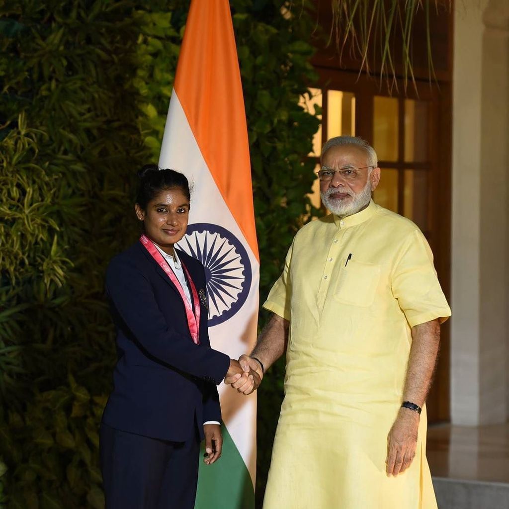 CricUniverse's tweet photo. Team India Captain Mithali Raj with Prime Minister Narendra Modi! 👍 🇮🇳
.
.
.
#TeamIndia #indiancricketteam #Mithal… https://t.co/VCqF4I9FPU https://t.co/IJCYn6Pbck