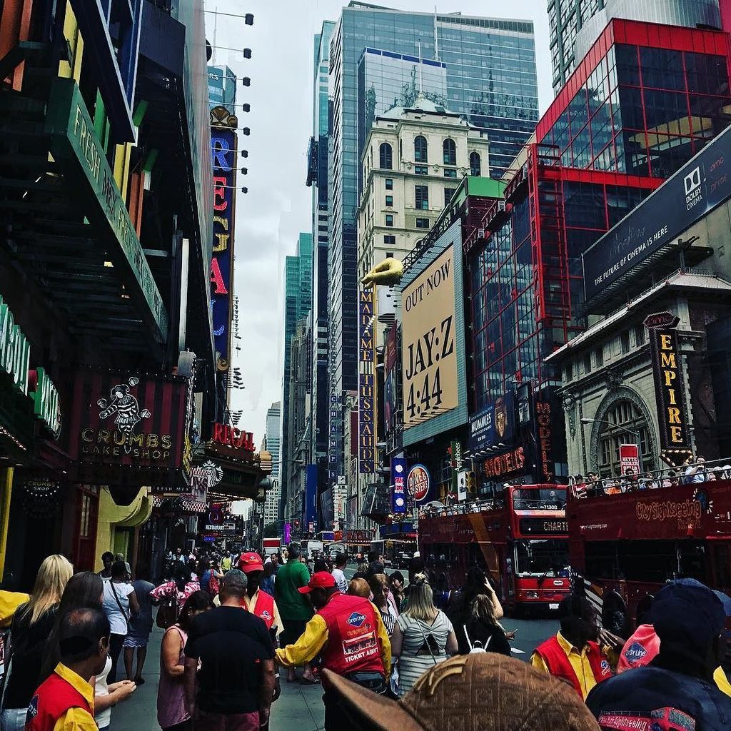 jeffreypix's tweet photo. #Hustle #Bustle #NYC #middleoftheday and it's only #thursday #streetstyle #timessquare #crazies https://t.co/JzxPkTODXC https://t.co/1uBuRlwM3I