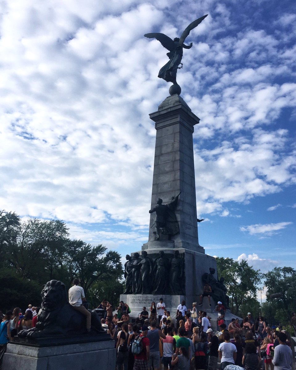 Countdown to the weekend! 😎 | 📷: <a href="/dahllii/">Dahlia M</a> #eatplaylive #mtlmoments