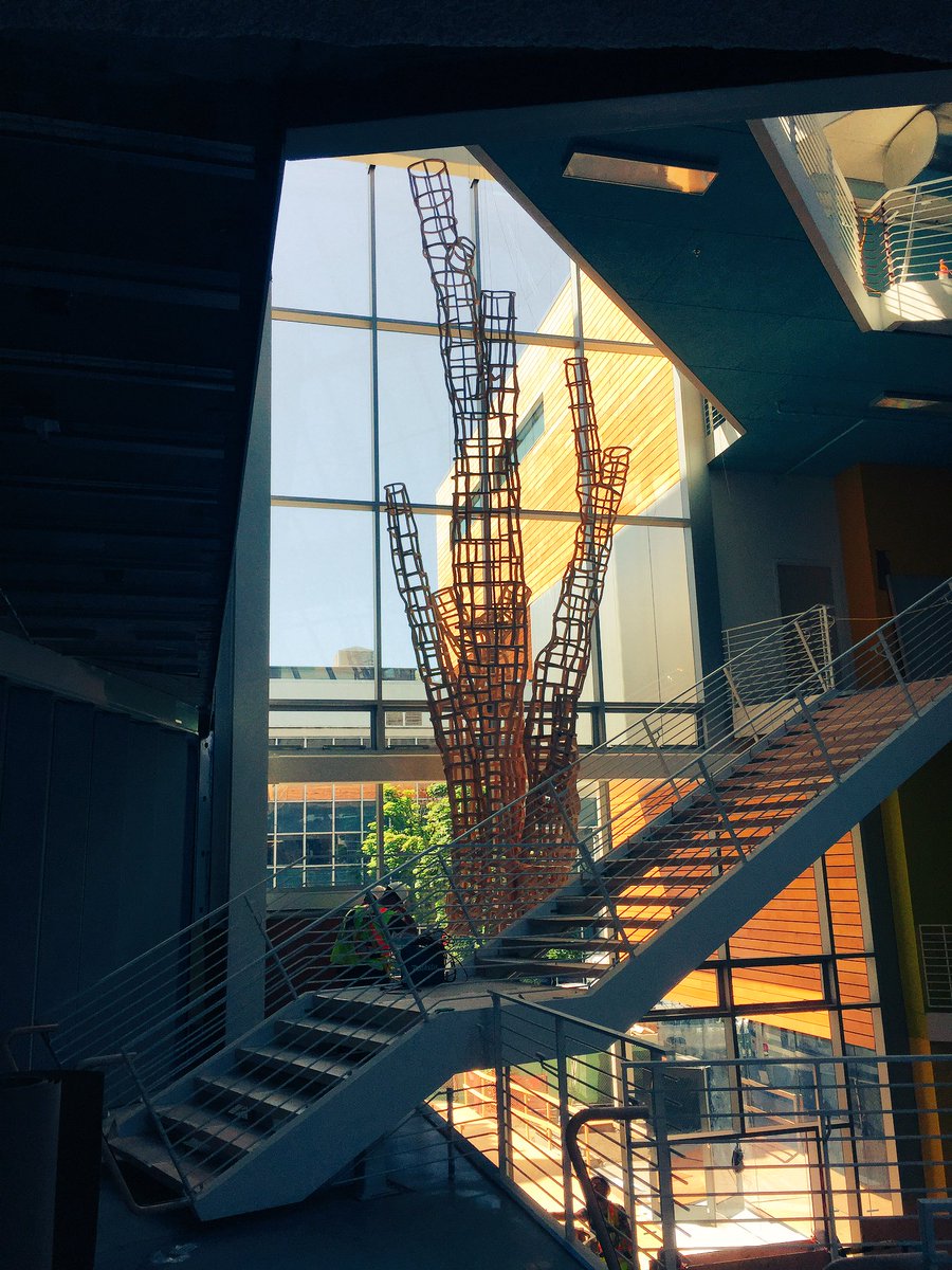 pdxBschool's tweet photo. π³There is a gigantic tree sculpture under construction in the #KarlMillerCenter!π³
#pdxbschool #KMCOpenDoors https://t.co/Lt706kGxwS