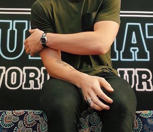 handsofmendes's tweet photo. https://t.co/Nsn1EzR0OQ