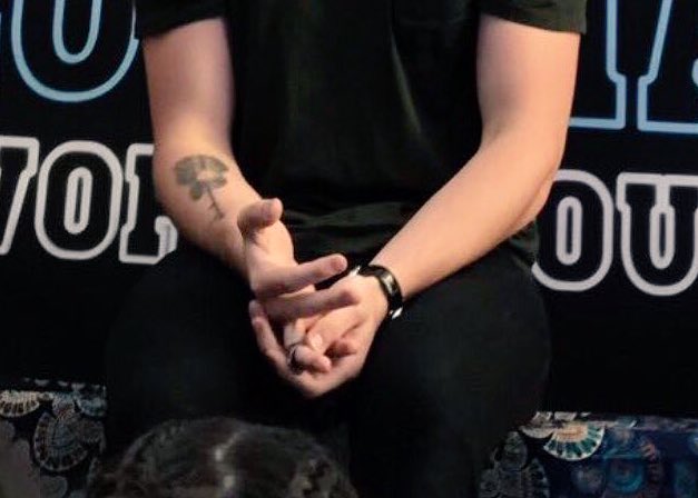 handsofmendes's tweet photo. https://t.co/Nsn1EzR0OQ