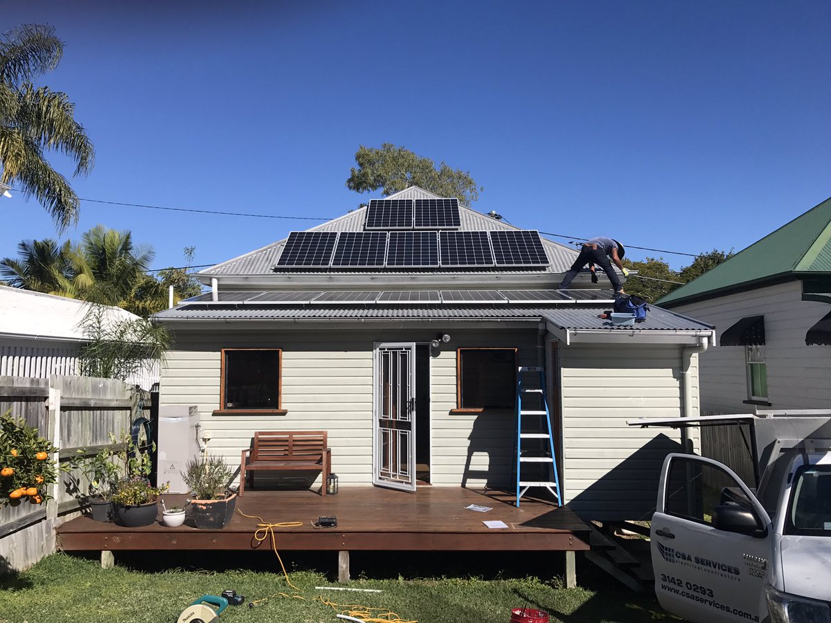 Cori_Moran's tweet photo. Solar panels are up! #localscale #solar #renewables #sunshinestate ☀️☀️ https://t.co/mVyUePGctS