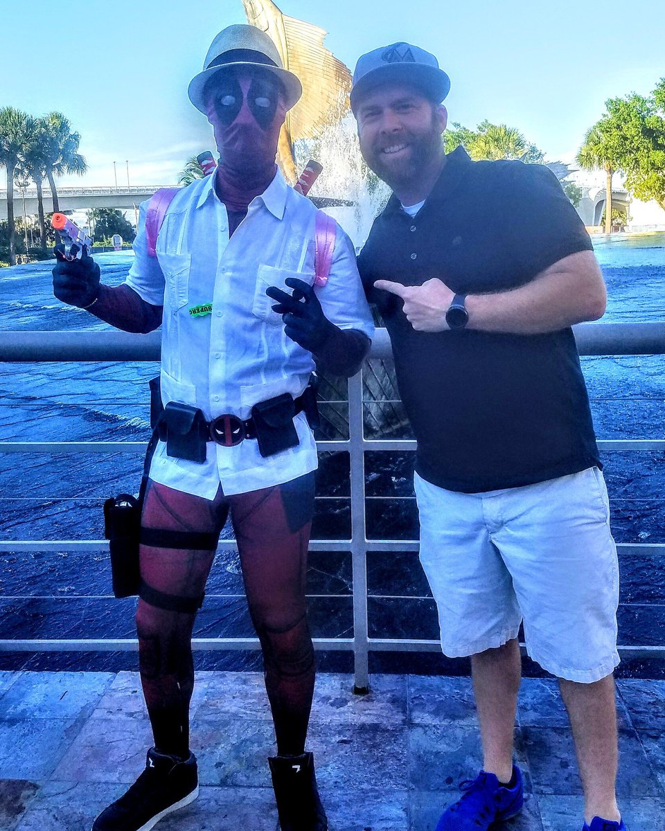 manuelferrero's tweet photo. Of course #DEADPOOL is Cuban!
🇨🇺
#CubanDeadPool at #SuperCon https://t.co/Ba2p81pP2f