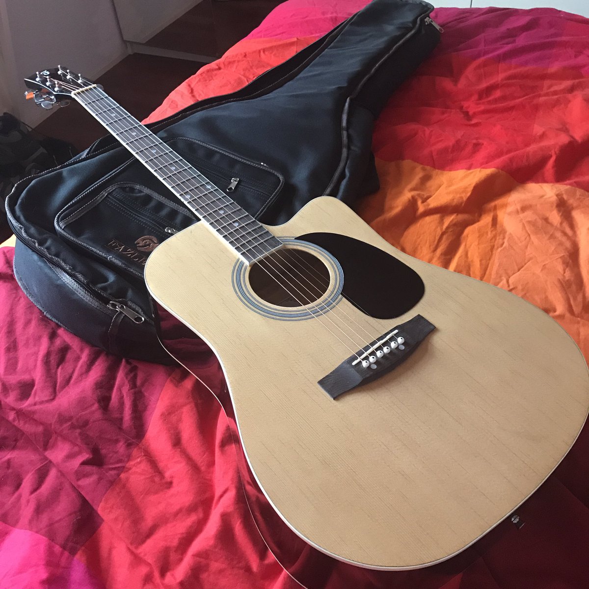 boekgirl's tweet photo. Happy with my new baby. #music #learninghowtoplay https://t.co/2ROxhZJ67k