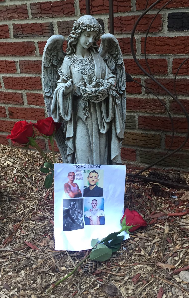 TarsiAshley's tweet photo. #Chester.May you be at peace and never forgotten.Prayers #LPMemorial @linkinpark @LPFanCorner @TalindaB  @mikeshinoda #ChesterBennington https://t.co/W4qSNKQ2Ku