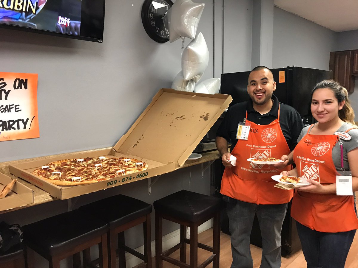 Maria_I_Castro's tweet photo. RialtoHD Driving excitement around Safety, pizza party for the store for reaching 30 days and now at 41! Let's keep going #safetychallenge https://t.co/DQbytqgdo7