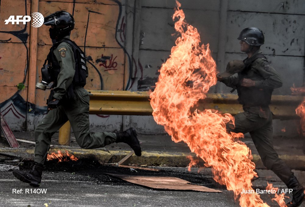 AFPespanol's tweet photo. #ÚLTIMAHORA EEUU ordena dejar Venezuela a familiares de su personal diplomático #AFP https://t.co/7ZUQVsB145