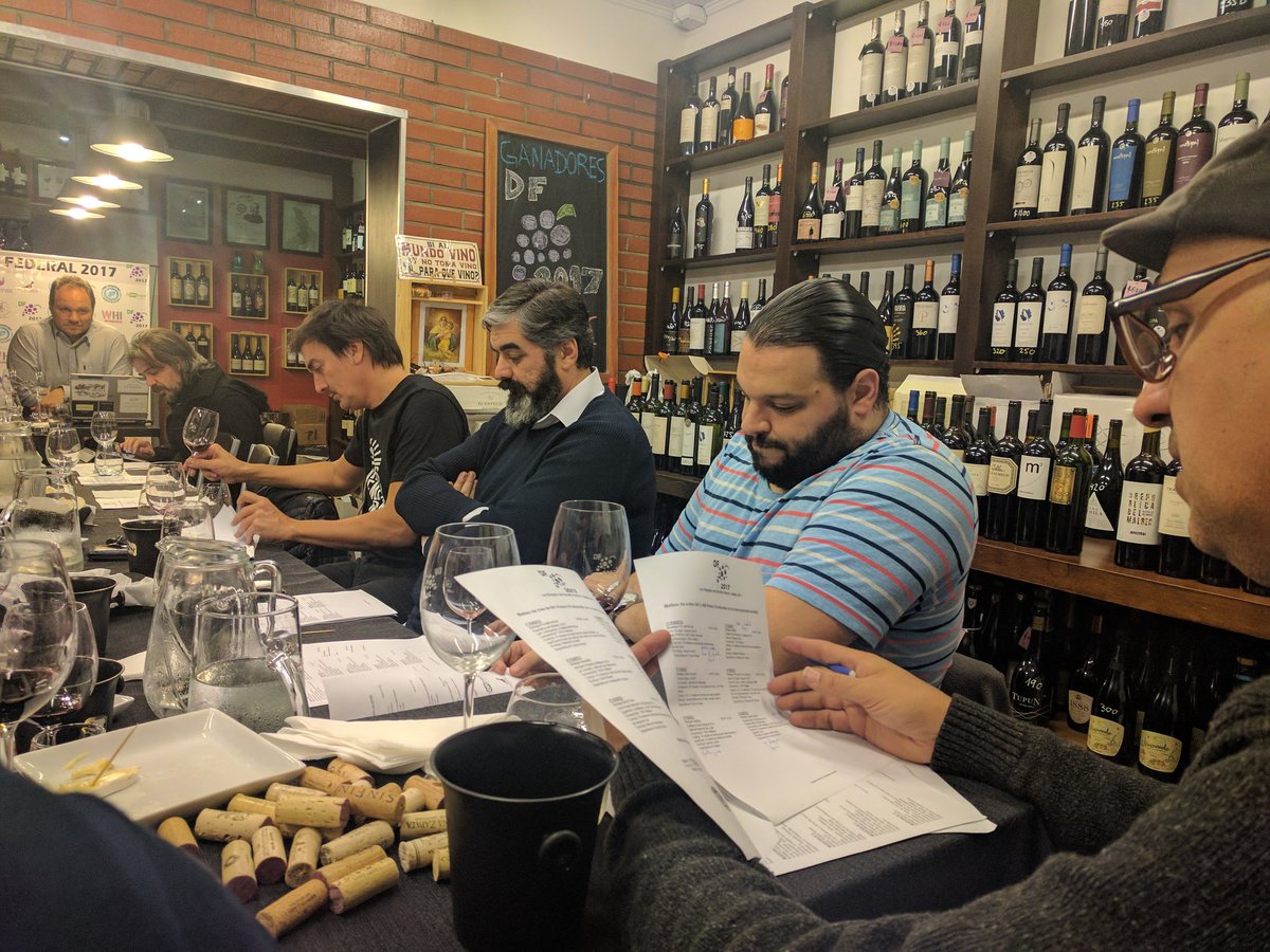 alelahitte's tweet photo. Degustando ganadores del #df2017malbec coincidí con el 98% de las elecciones de @sgdf666. Un claro indicador de que voy por buen camino. 😆😆😆 https://t.co/svuXBUP3ZE