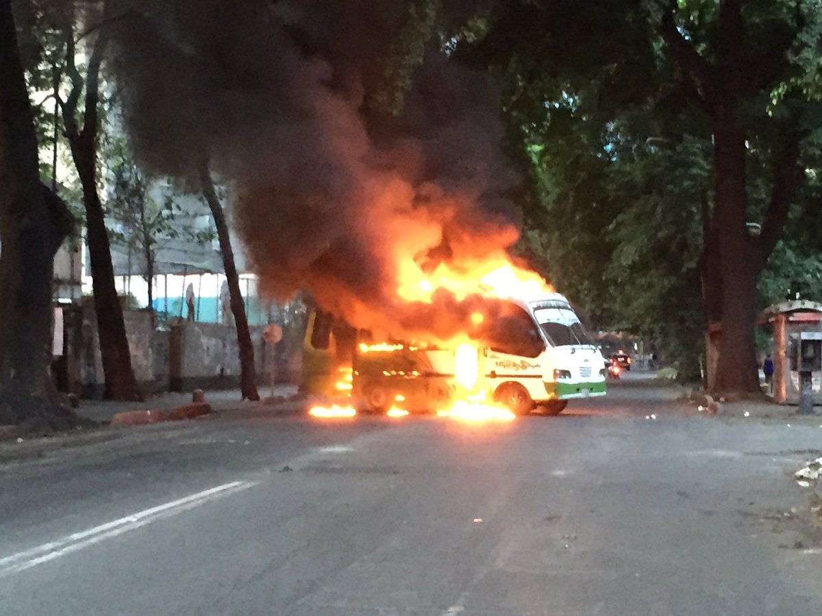 ElNacionalWeb's tweet image. #ENvivo Más temprano se quemó autobús de transporte público en la avenida Páez de El Paraíso 6:50 pm. - Vía @jesusarmasccs