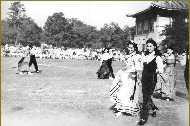 zhu0588's tweet image. 到1920年，仅基督教新教建立的各类教育机构就有7000多所，其中大学14所。到这一年，基督教新教徒已经遍布除西藏以外的全国各地。全国所有5万人口以上的城市中，只有18个还没有见到传教士的足迹。图为1948年，南京金陵女子大学舞会。--转