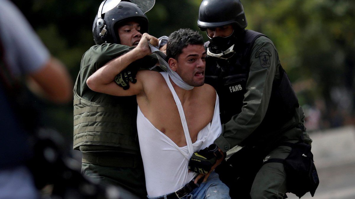 UNO POR UNO. Manifestantes son arrestados por miembros de la... dlvr.it/PZ2JzV