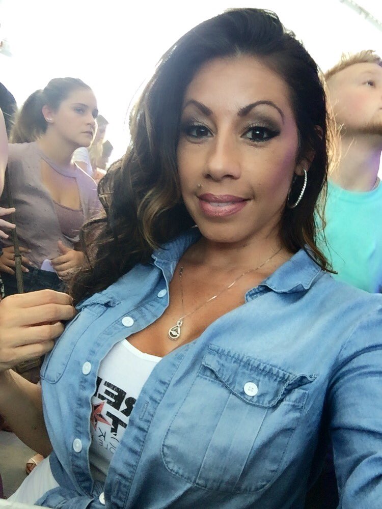 AmeliaNaomi6's tweet photo. Ready for the @ladyantebellum concert #countrymusic #countryconcert17 #countrygirl https://t.co/GCeo4fo8ft