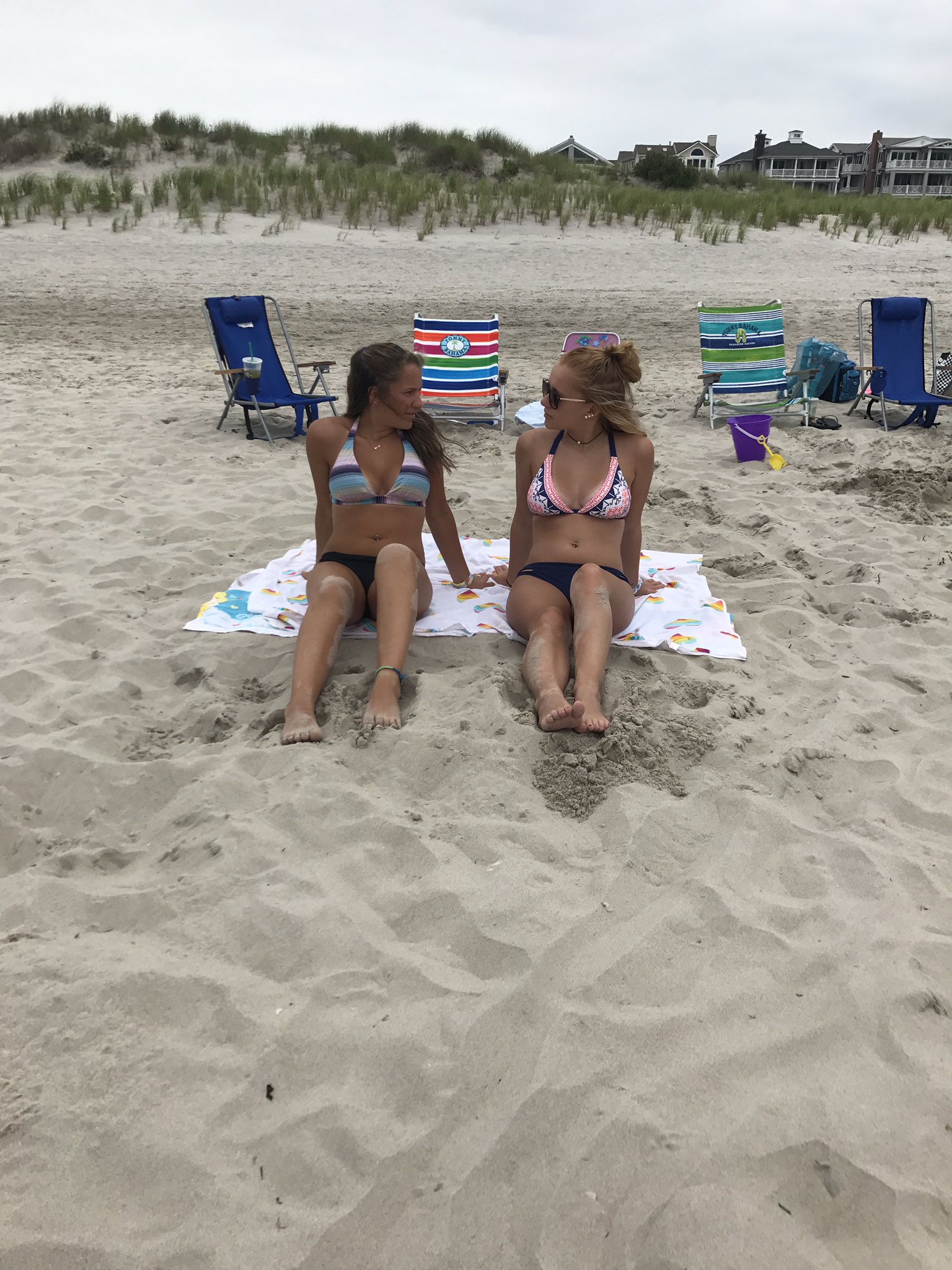 girl beach pissing 