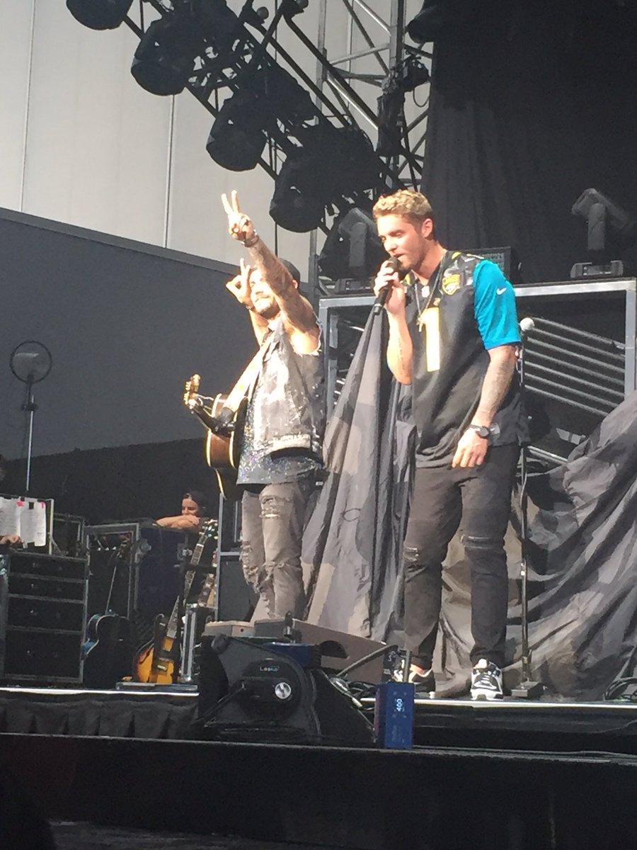 AmeliaNaomi6's tweet photo. @BrettYoungMusic awesome job!! ๐๐ผ #countrymusic #countryconcert17 https://t.co/8kyyIlbCkx