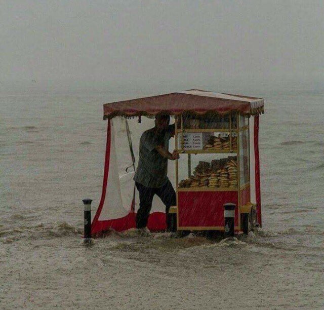CemrCemile's tweet photo. Yüreğimi parçaladın be gardaş herkes  Canının derdine düşmüşken sen yarınını kurtarmak için ekmek teknenin derdindesin #yağmur 😔 https://t.co/r4EU8mWonK