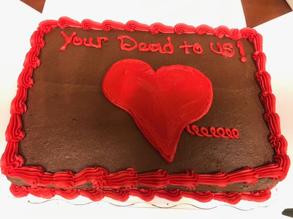 waxmidget's tweet photo. I guess the bakery was trying to save money. #caketypo https://t.co/0onyE2uxvh