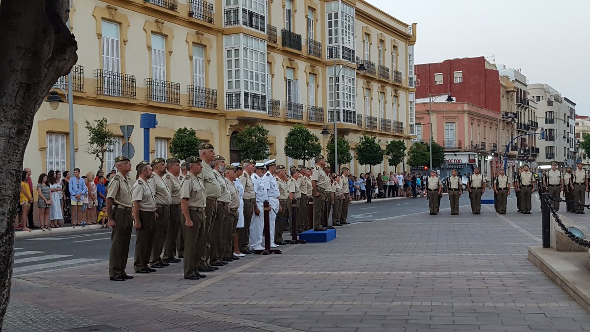 Merchedemelilla's tweet photo. Arriado de Bandera en el monumento a los Héroes de Taxdirt. #USBAD @COMGEMEL_ET @EjercitoTierra https://t.co/i1WQHB8rPL