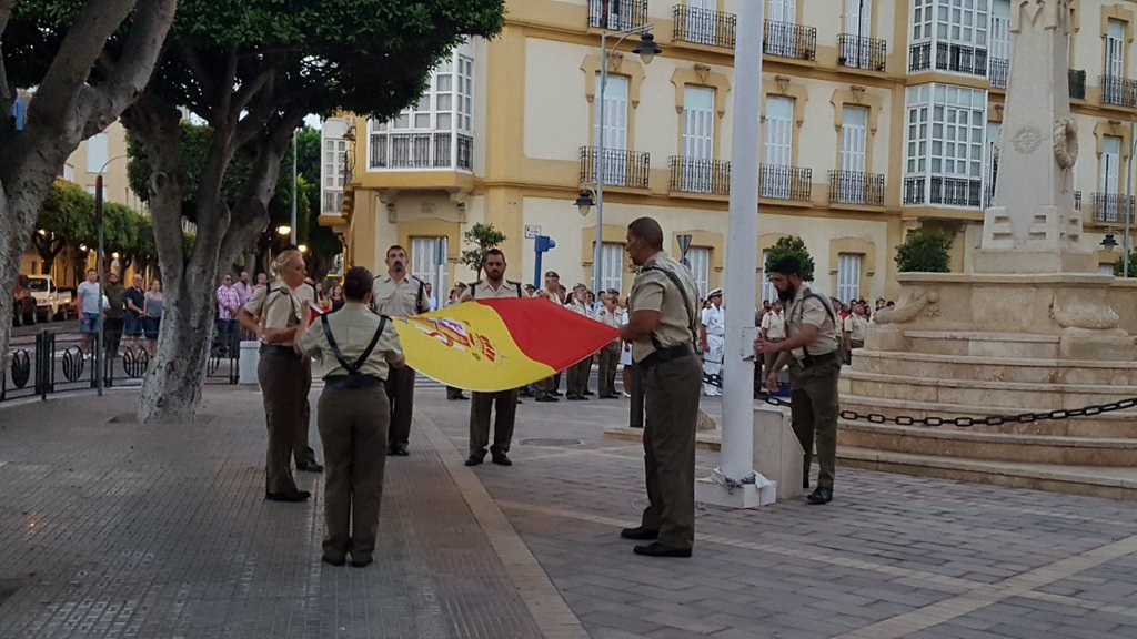 Merchedemelilla's tweet photo. Arriado de Bandera en el monumento a los Héroes de Taxdirt. #USBAD @COMGEMEL_ET @EjercitoTierra https://t.co/i1WQHB8rPL