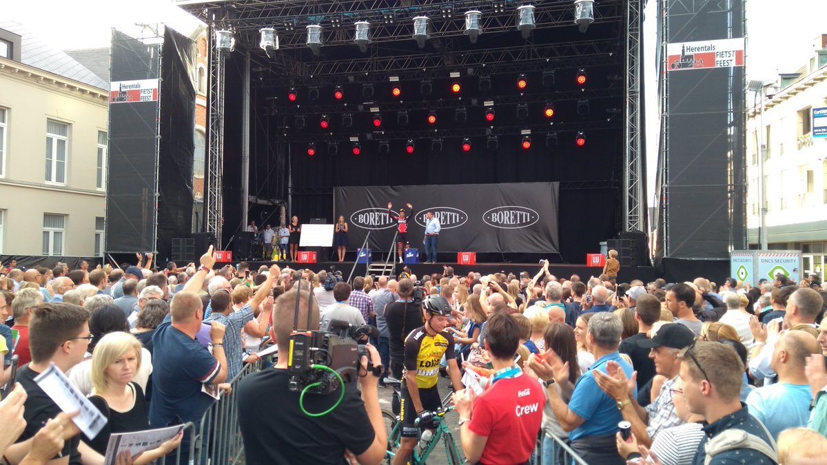 vangorpdirk's tweet photo. 22.000 wielerfans genieten van #criterium #hlnherentals https://t.co/ofPS9SinOx