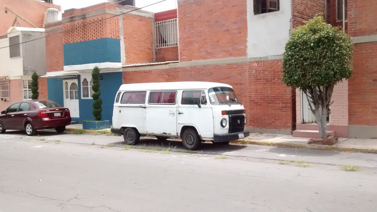 JCharlyTorres's tweet photo. @SSPTM_Puebla Combi abandonada desde hace meses frente a rotonda en Fraccionamiento Villa del Sur, junto al panteón jardín. https://t.co/RoWYn7D6KI