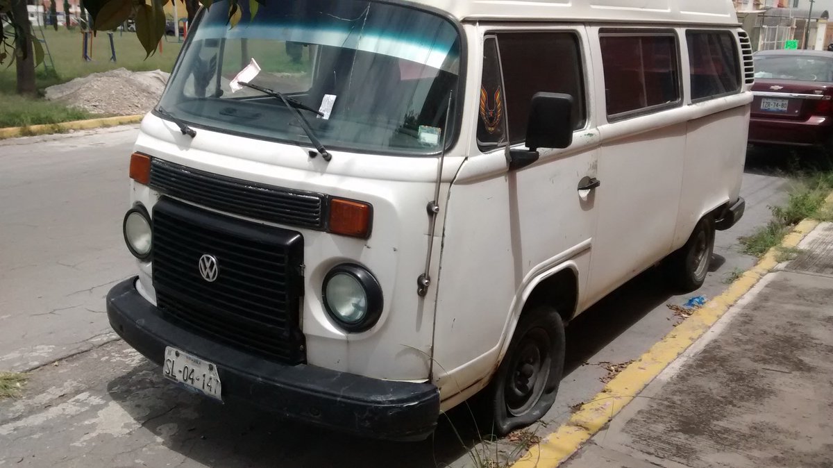JCharlyTorres's tweet photo. @SSPTM_Puebla Combi abandonada desde hace meses frente a rotonda en Fraccionamiento Villa del Sur, junto al panteón jardín. https://t.co/RoWYn7D6KI