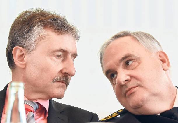 Große Personalnot <a href="/PolizeiBB/">Polizei Brandenburg</a> Brandenburg: Innenminister Schröter &amp; Polizeipräsident Mörke holen noch mehr Soldaten. pnn.de/brandenburg-be…