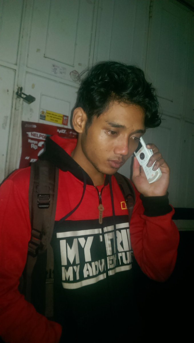 Bangsawan_sdr's tweet photo. Mencintaimu sama halnya kulemparkan semua ragaku ke awan...terbang tak beraturan,mengambang...lupa diri ini menggapai yg lain... https://t.co/FcP9b1oeOP