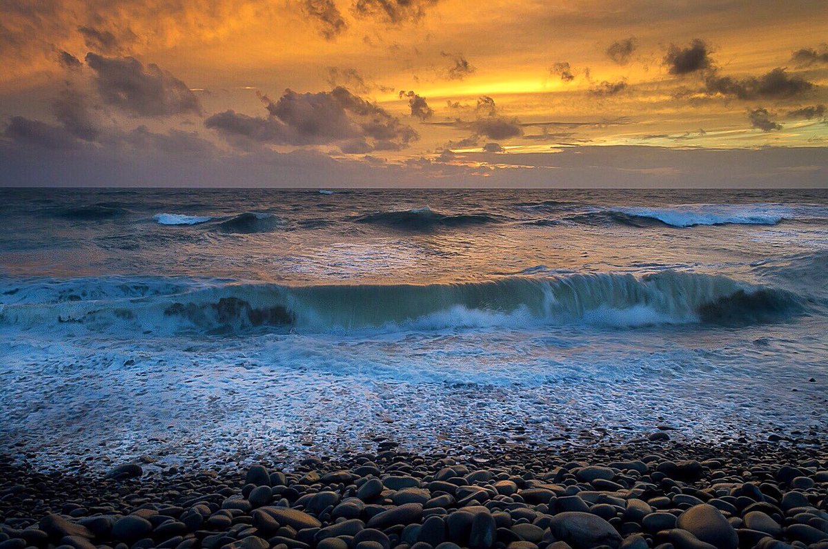#photography : high tide at the pebble ridge. <a href="/lovenorthdevon/">North Devon</a> <a href="/GreatDevonDays/">Devon Days #LoveDevon</a> <a href="/VisitDevon/">Visit Devon</a> <a href="/visitwestwardho/">#VisitWestwardHo!☀️️</a> <a href="/TogTweeter/">TogTweeter</a> <a href="/northdevon/">North Devon</a>