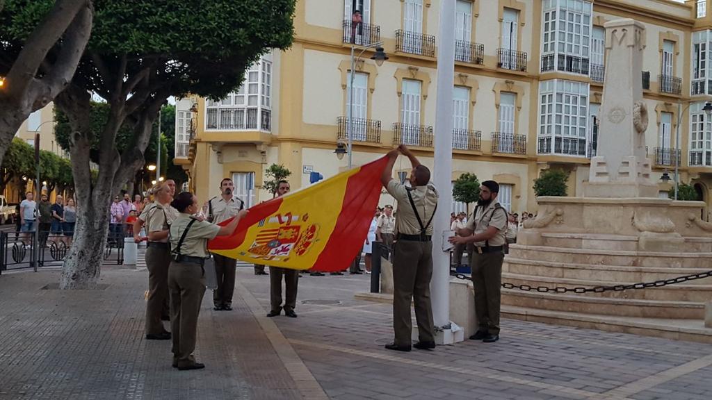 COMGEMEL_ET's tweet photo. Arriado Mensual de Bandera. Hoy le ha correspondido a la #USBAD "Tte Flomesta" https://t.co/V8qWTowsSM