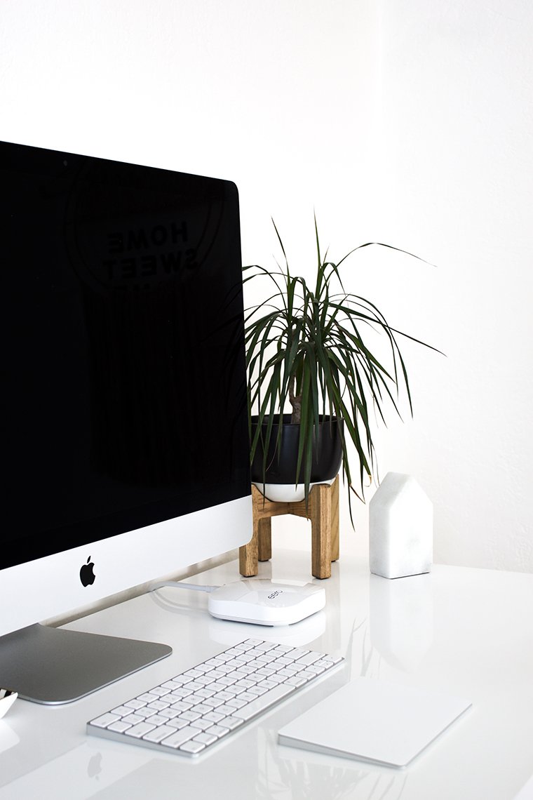 CopyCatChic's tweet photo. I thank @geteero pretty much everyday. ๐๐ผ Not only does it work? Looks good doing it ๐๐ผ https://t.co/RTwKmNqQvR #eeroathome #prettytech #ad https://t.co/DPTygtg0x9