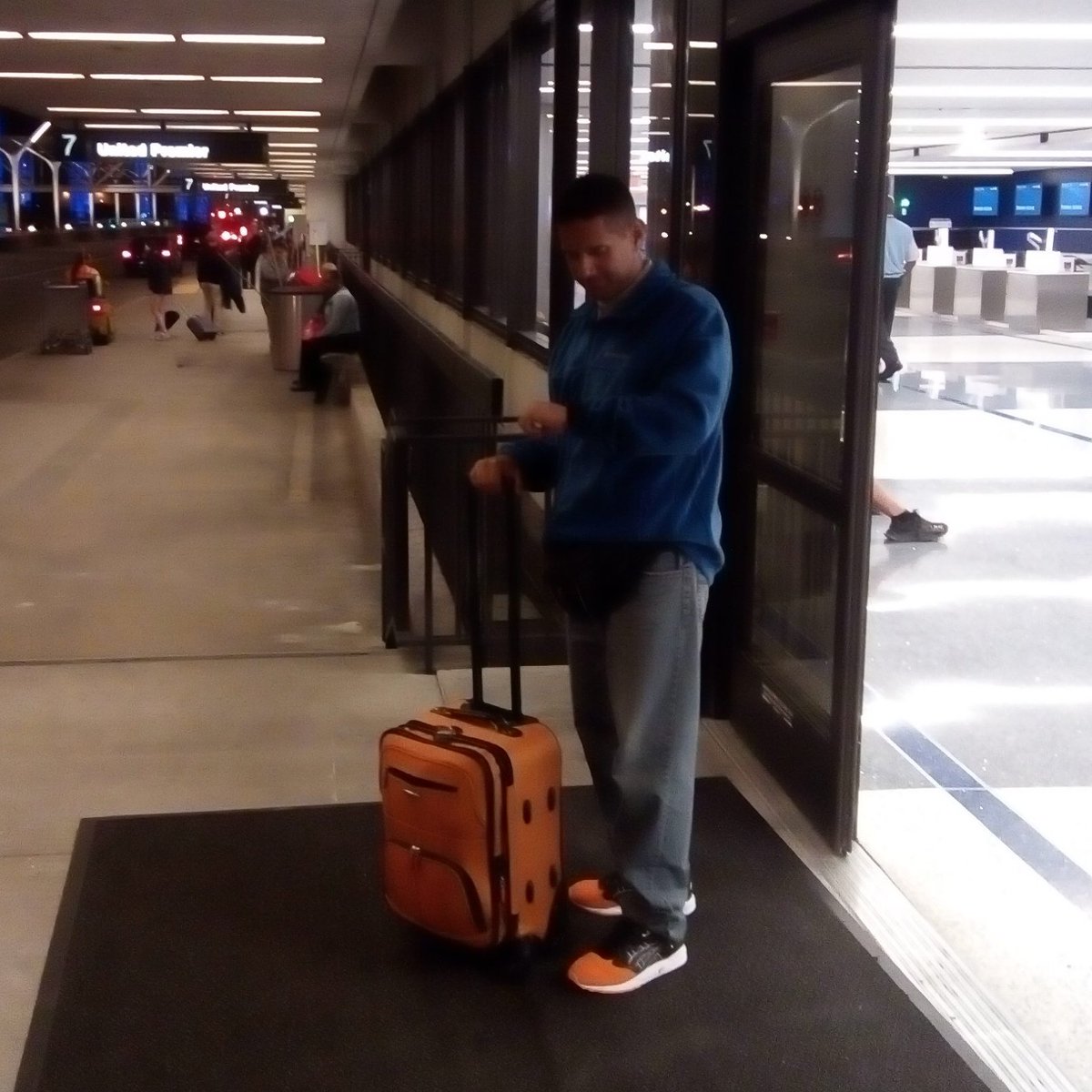 vladimirbus's tweet photo. Es #tiempo de #retornar es #momento de decir... "No es más que un hasta luego, no hay xq decir #adios ..." #lax #losangeles #USA https://t.co/B3ryVQkK9g