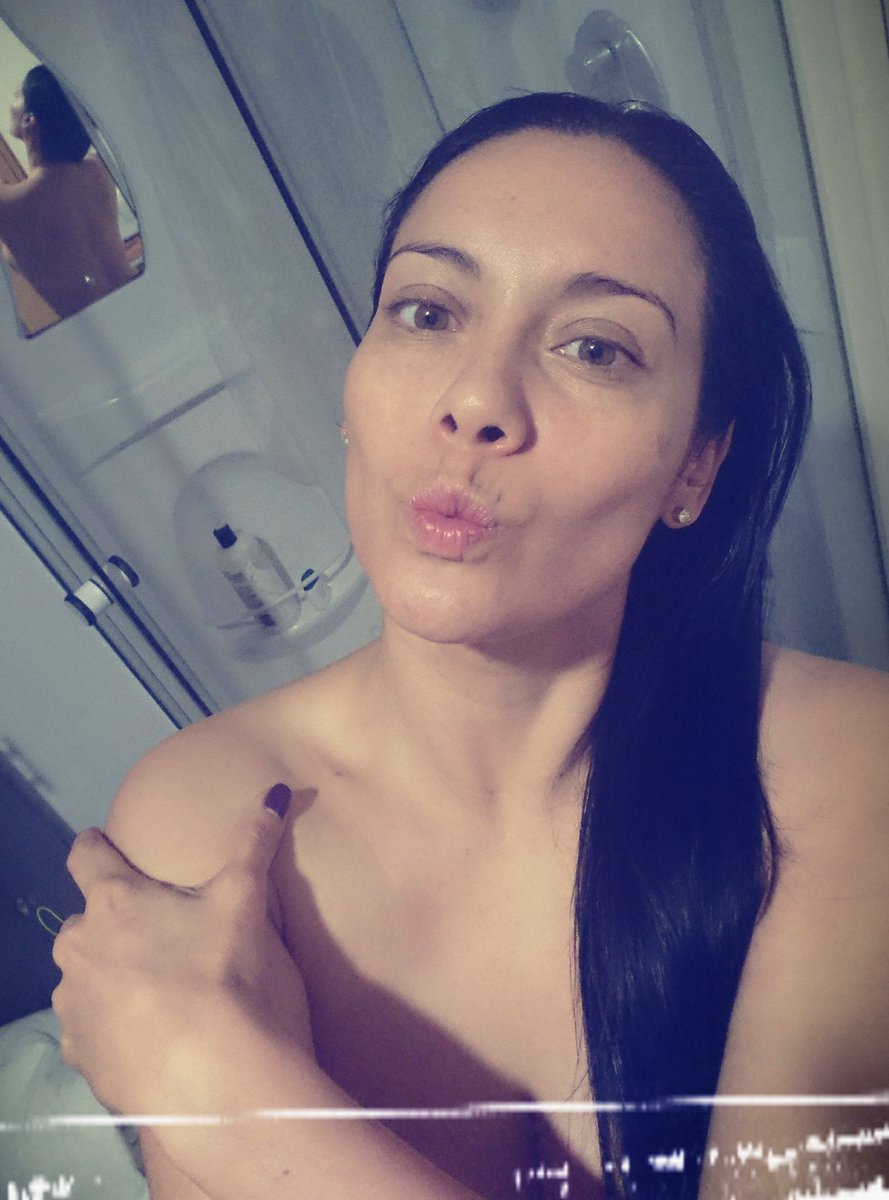 SUGEYABREGO's tweet photo. Después de un masaje antiestrés mi espalda está mucho mejor y me acordé!!! #fotoconespejo #sinfiltro para #quesenosquiteelfrío  🌬 https://t.co/rXVCxOknFX