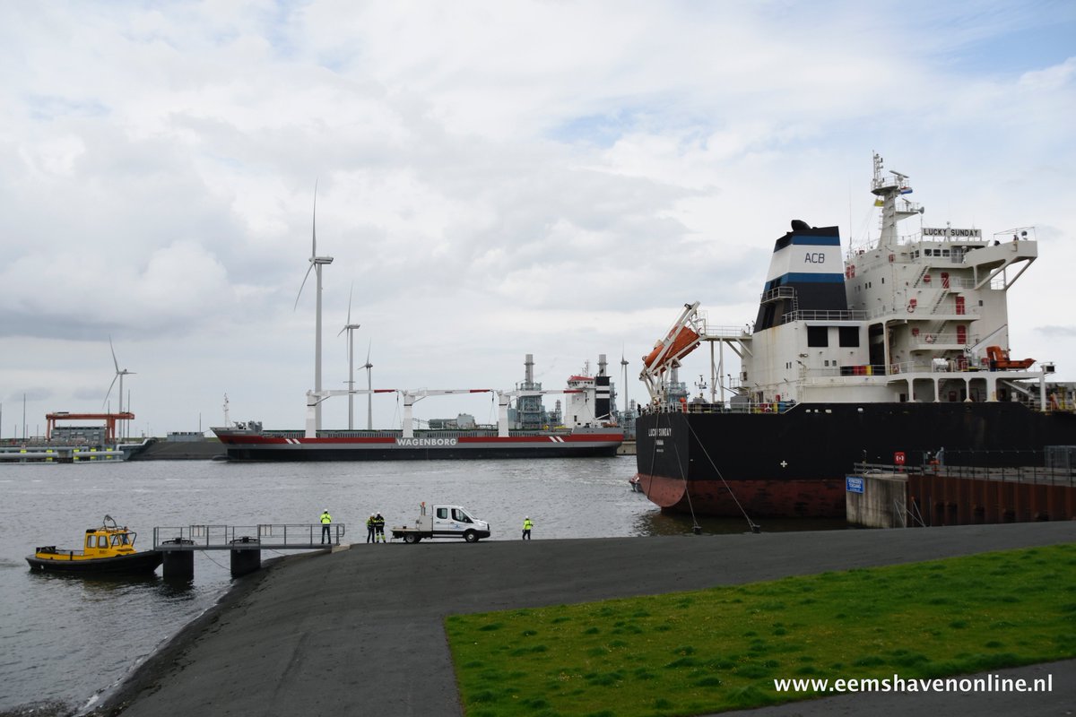 Eemshavenonline's tweet photo. Altijd mooi om de verschillende haven disciplines op één foto te kunnen samenvatten. 
https://t.co/7ZruzfKvXy https://t.co/CdoXdtsSlx