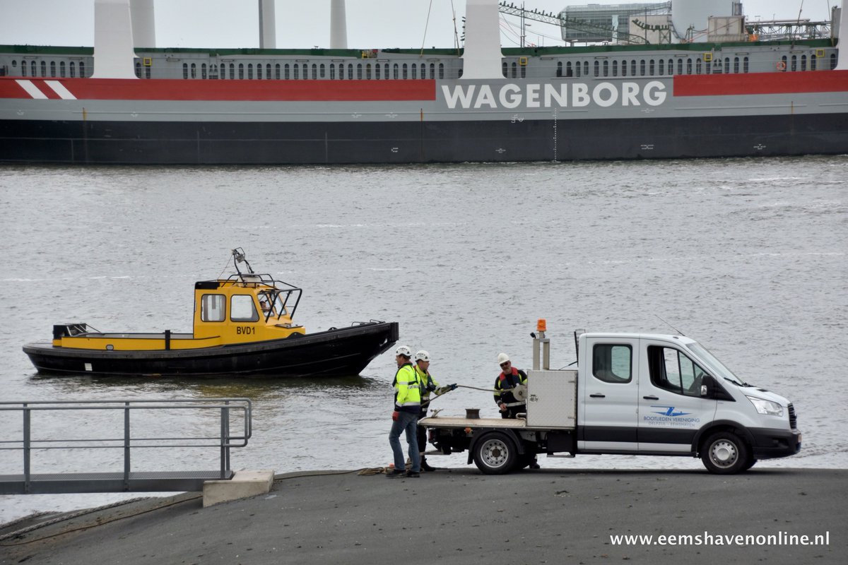 Altijd mooi om de verschillende haven disciplines op één foto te kunnen samenvatten. 
eemshavenonline.nl/scheepvaart/bu…