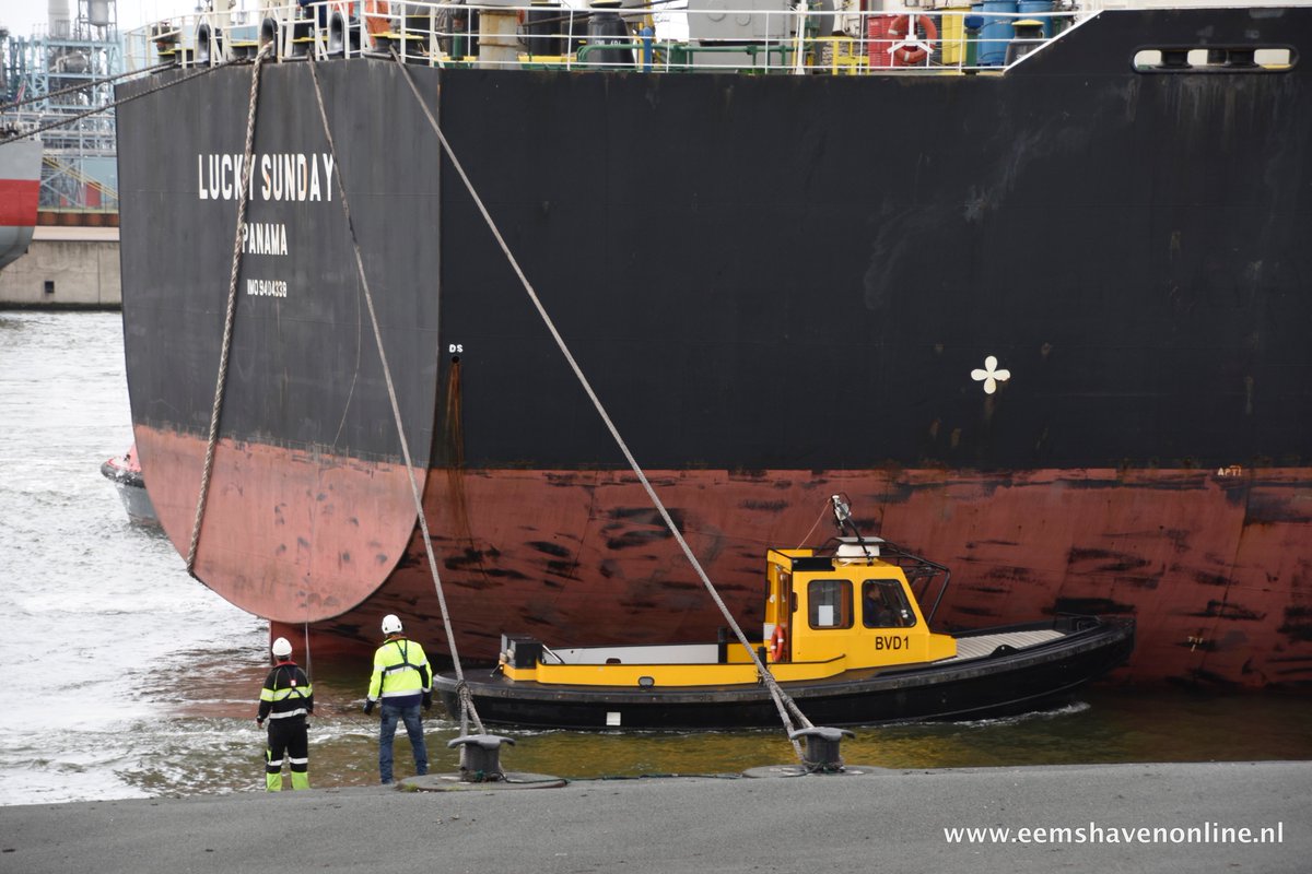 Eemshavenonline's tweet photo. Het verschil tussen klein en groot was weer mooi te zien met het bootje van de @bvd_e en de bulkcarrier https://t.co/7ZruzfKvXy https://t.co/PDGMWejP6D