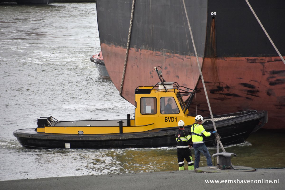 Eemshavenonline's tweet photo. Het verschil tussen klein en groot was weer mooi te zien met het bootje van de @bvd_e en de bulkcarrier https://t.co/7ZruzfKvXy https://t.co/PDGMWejP6D