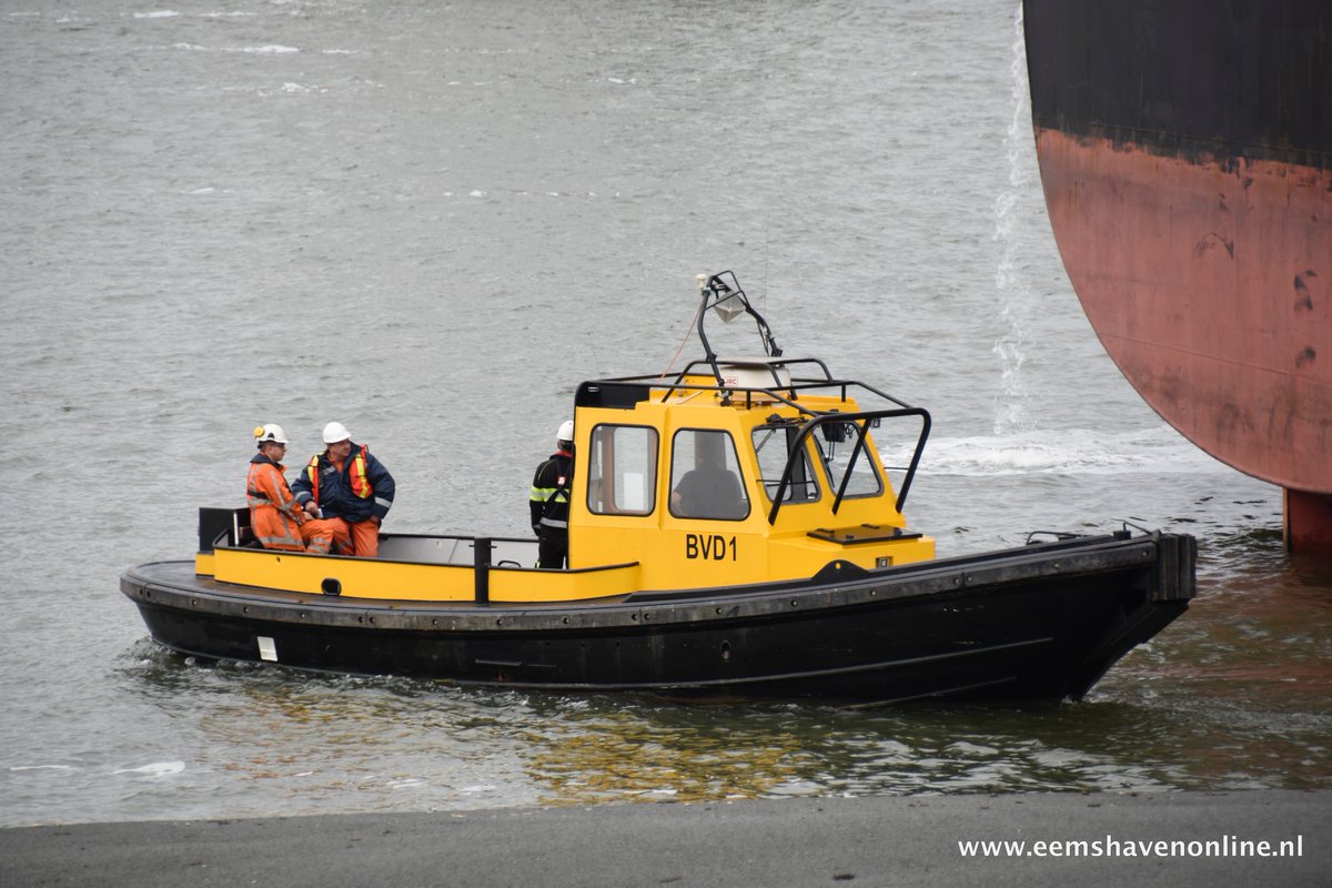 Het verschil tussen klein en groot was weer mooi te zien met het bootje van de <a href="/bvd_e/">BVD/E</a> en de bulkcarrier eemshavenonline.nl/scheepvaart/bu…