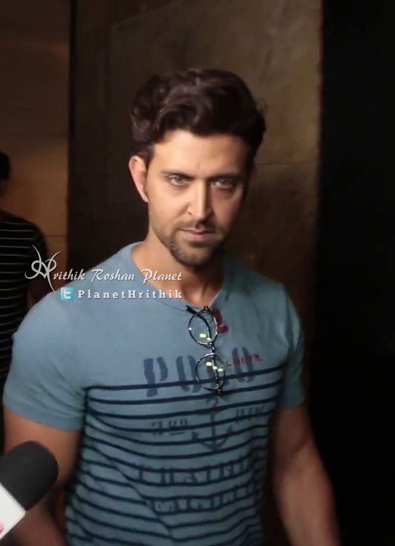 HRFCiNDiA's tweet photo. #Hrithik snapped outside #juhu pvr after screening of #Raagdesh https://t.co/LMJJq1KAJ6