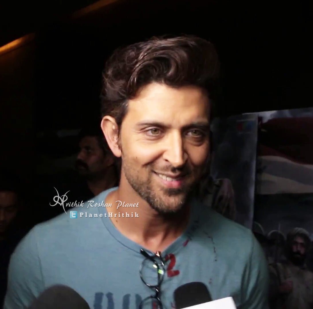 HRFCiNDiA's tweet photo. #Hrithik snapped outside #juhu pvr after screening of #Raagdesh https://t.co/LMJJq1KAJ6