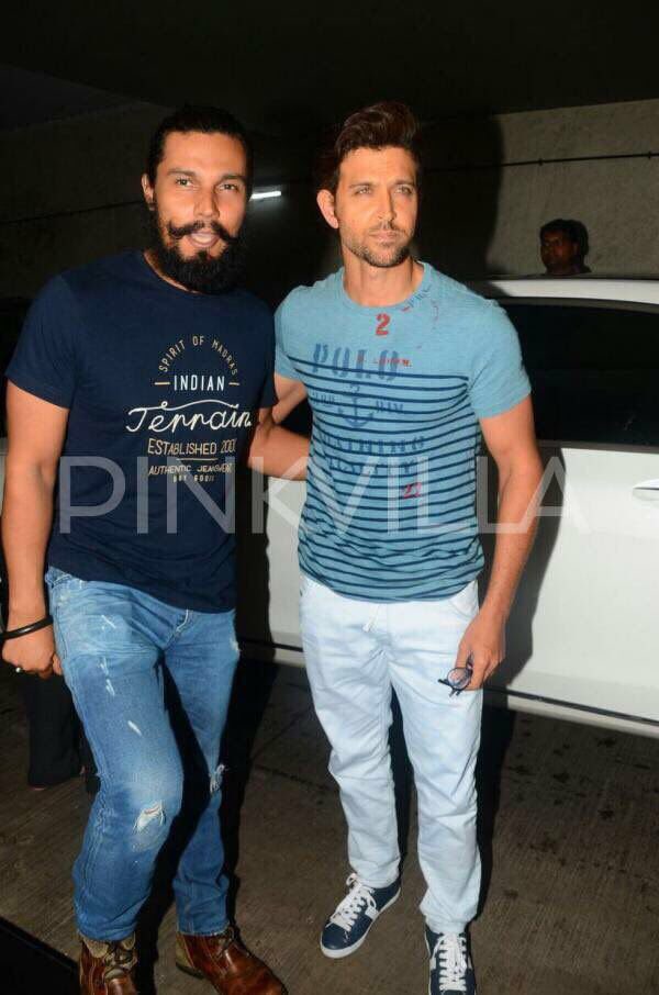 HRFCiNDiA's tweet photo. #Hrithik snapped outside #juhu pvr after screening of #Raagdesh https://t.co/LMJJq1KAJ6