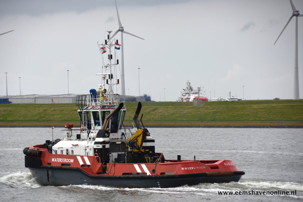 De laatste om het af te leren, de sleepboten Waterstroom en Waterstraat assisteerden de bulkcarrier #Eemshaven eemshavenonline.nl/scheepvaart/bu…