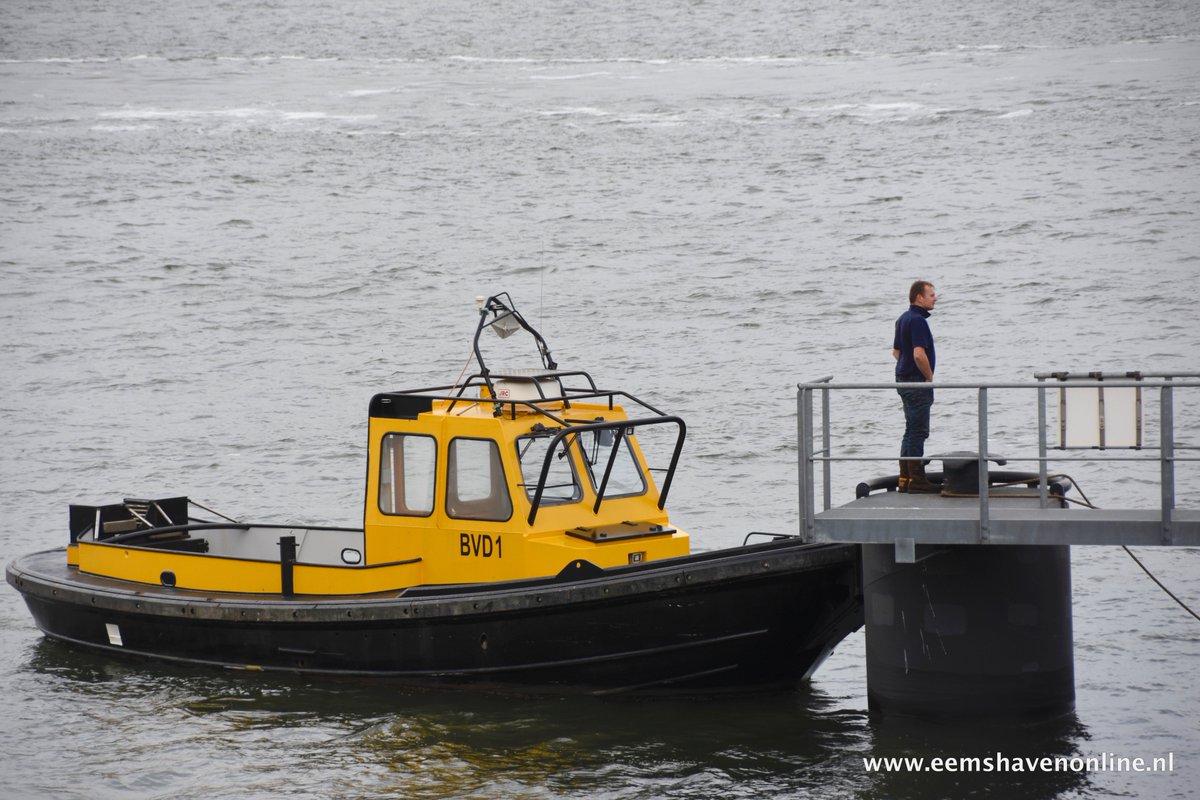 MariskaaB's tweet photo. Het blijft toch geweldig om alle haven disciplines samen op de foto te zetten. Iedereen aan het werk voor 1 schip https://t.co/uUNZcNk6tF https://t.co/XP1acaDO9w