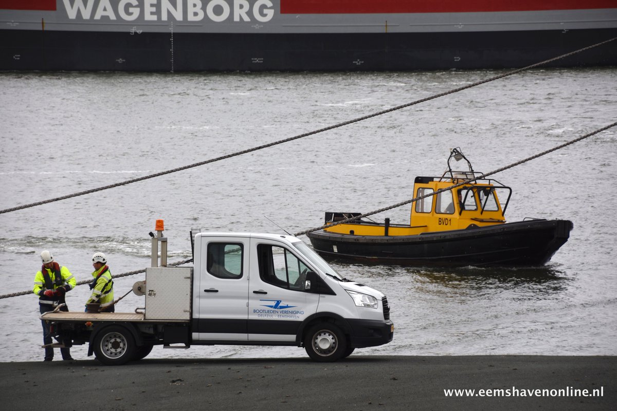 Het blijft toch geweldig om alle haven disciplines samen op de foto te zetten. Iedereen aan het werk voor 1 schip eemshavenonline.nl/scheepvaart/bu…