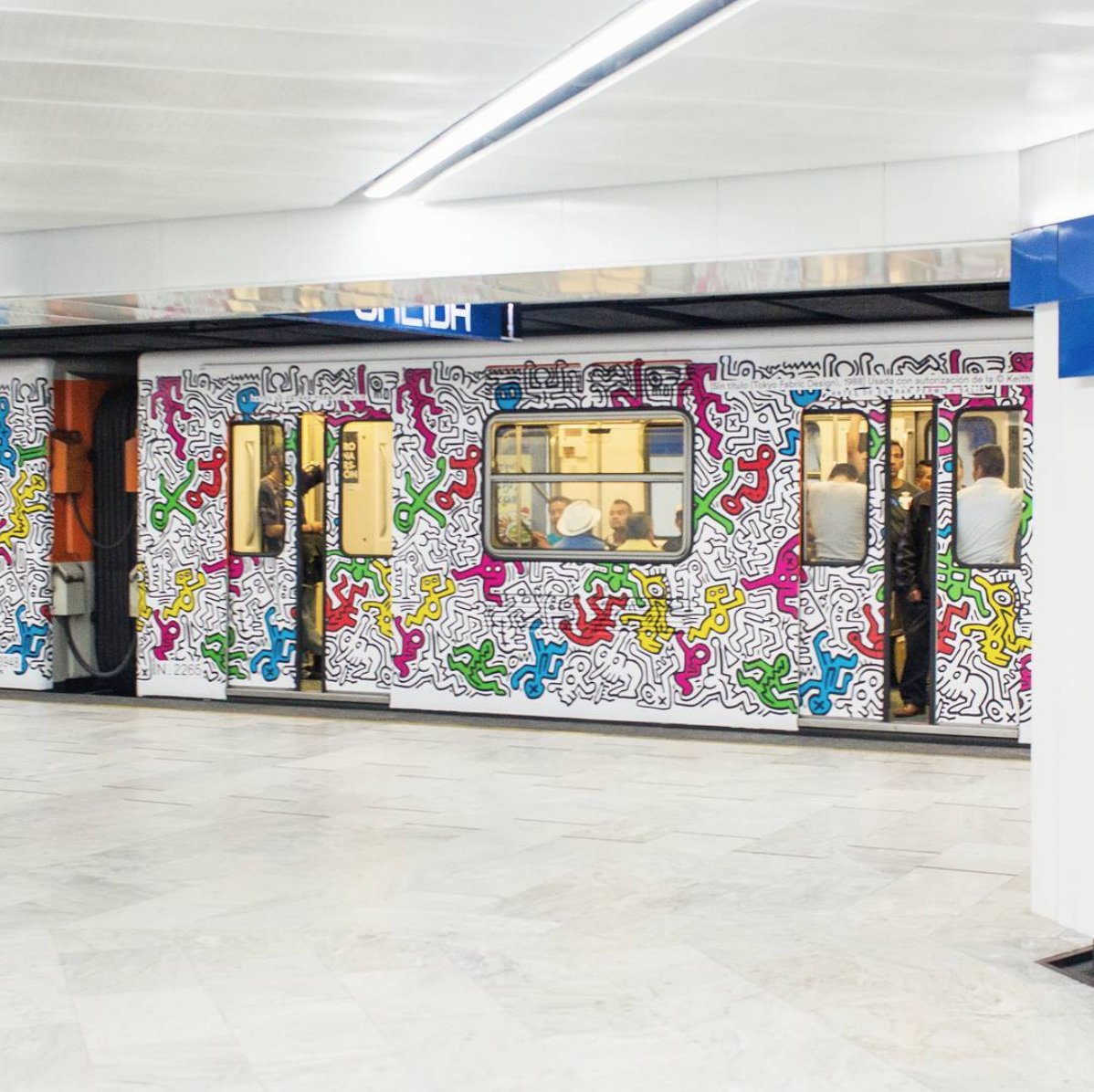🎨🚇💚Nos encanta ver al metro vestido con la obra de Keith Haring 💙😍