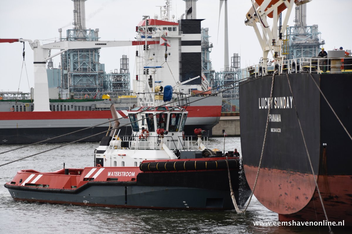 MariskaaB's tweet photo. De laatste om het af te leren, de sleepboten Waterstroom en Waterstraat assisteerden de bulkcarrier #Eemshaven https://t.co/uUNZcNk6tF https://t.co/wKcbnI7nfZ