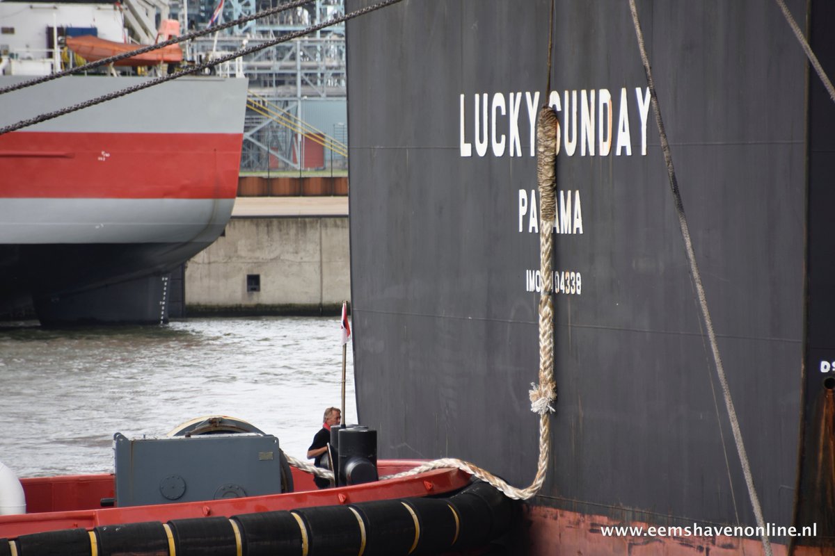 MariskaaB's tweet photo. De laatste om het af te leren, de sleepboten Waterstroom en Waterstraat assisteerden de bulkcarrier #Eemshaven https://t.co/uUNZcNk6tF https://t.co/wKcbnI7nfZ